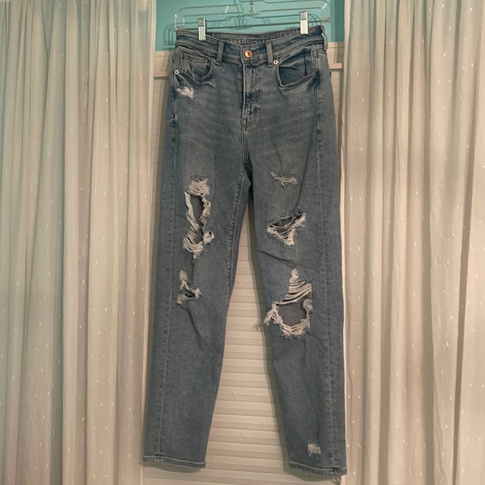 American Eagle Ripped Mom Jean, size 2
